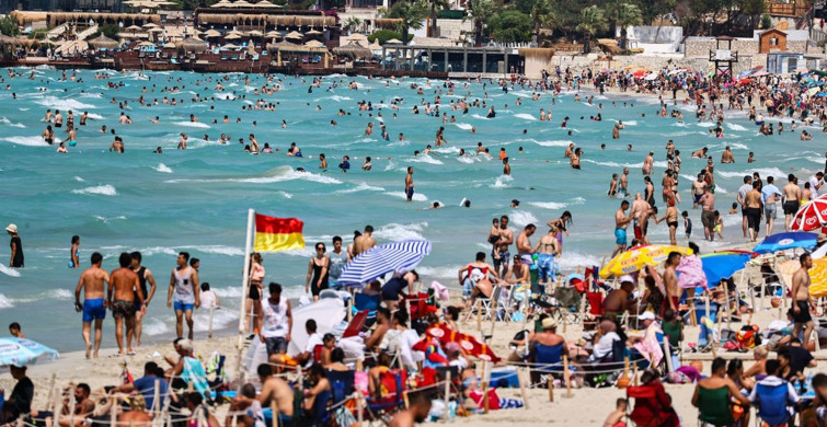 Görüntüler Korkuttu! Ege Bölgesi'ndeki Plajlar Doldu Taştı