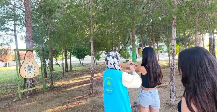 Koruma altındaki çocuklar deniz kampında moral depoladı