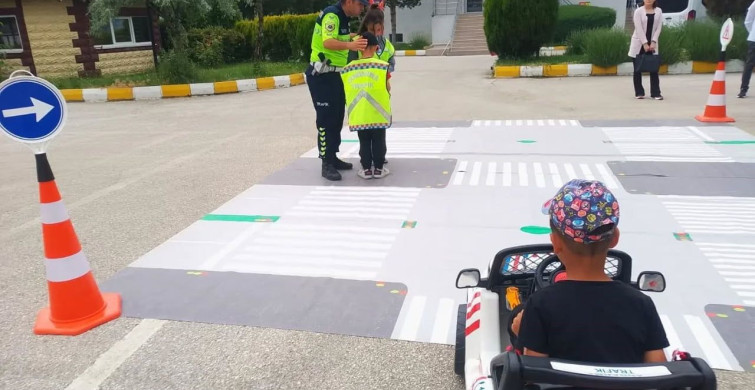 Koruma altındaki çocuklardan jandarma teşkilatına anlamlı ziyaret
