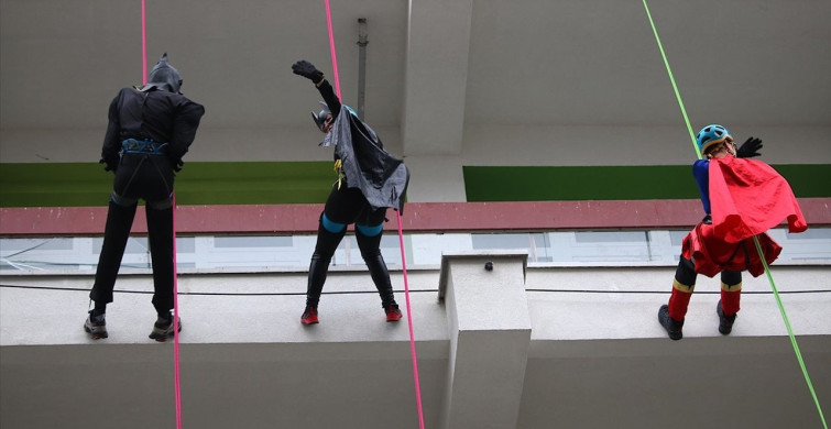 Kosova'da Dağcılar, Hasta Çocukları Süper Kahraman Kostümleriyle Sevindirdi