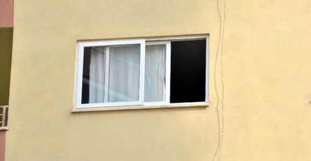 Kötü Kokuların Geldiği Eve Giren Polis Anne ve Kızının Cesedi ile Karşılaştı