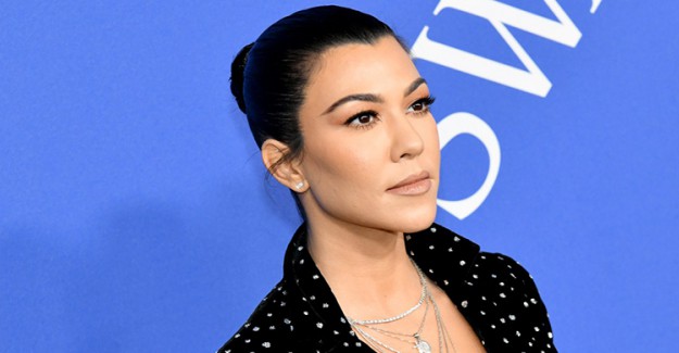 Kourtney Kardashian Noel Babayla Çarpıcı Bir Poz Verdi