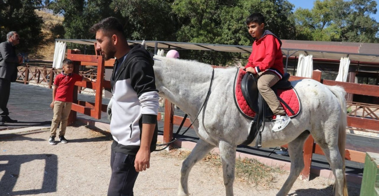 Köy Okulundaki Öğrencilerin Vatan ve Bayrak Sevgisi