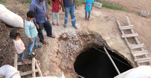Köyün Ortasında Aniden Oluşan Çukur Köylüleri Korkuttu!
