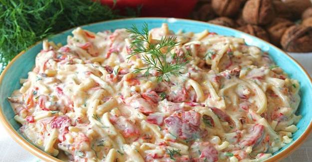 Köz Biberli Erişte Salatası Nasıl Yapılır? Köz Biberli Erişte Salatası Tarifi