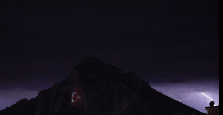 Kozan Kalesi'nde Şimşekler Görsel Bir Şölen Yarattı