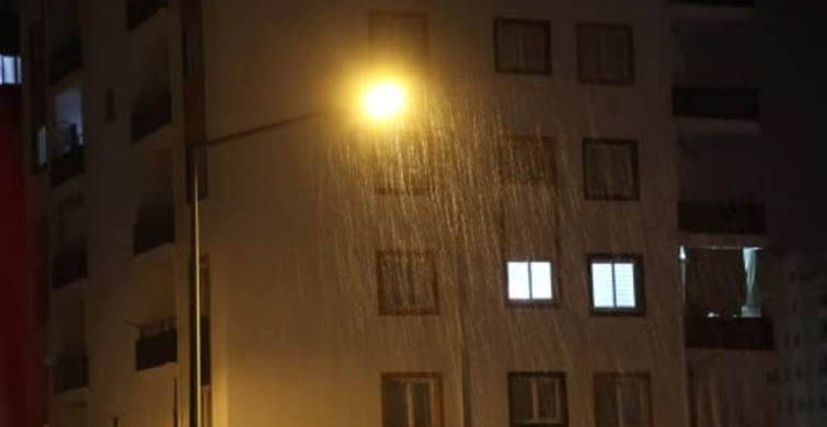 Kozan'da ani sağanak yağış sürücüleri zor durumda bıraktı