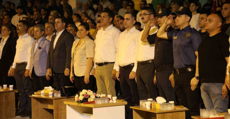 Kozan'da vatandaşlar, 15 Temmuz'un yıldönümünde Türk bayrakları ile meydanlarda