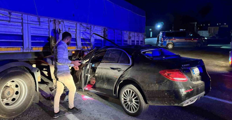 Kozluk'ta Lüks Otomobil Tırın Altına Girdi: 2 Yaralı