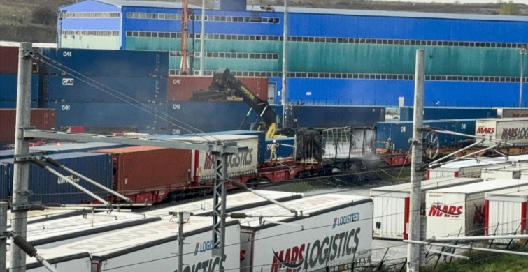 Küçükçekmece Tren Garında Yangın Çıktı