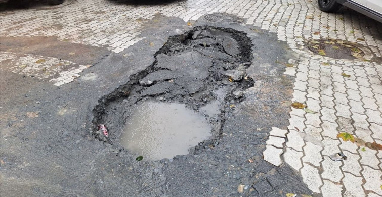 Küçükçekmece'de Aşırı Yağışlar Nedeniyle Yol Çöktü