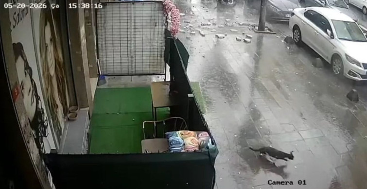 Küçükçekmece'de Binadan Parçalar Düştü