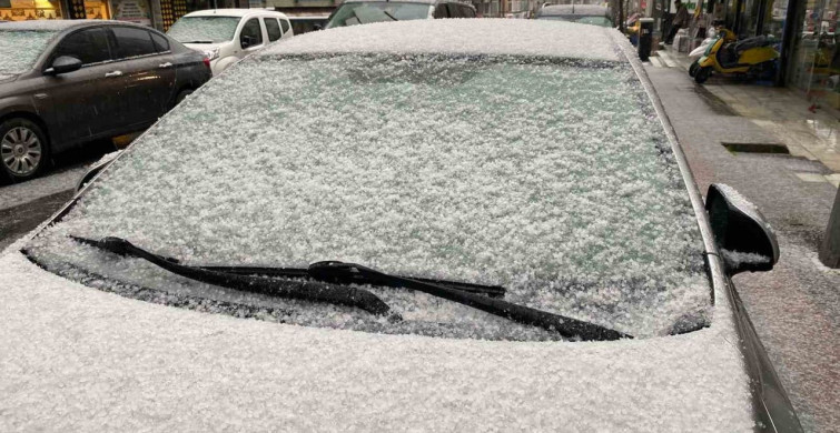 Küçükçekmece'de Dolu Yağışı: Beyazla Kaplanan Sokaklar