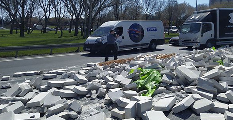 Küçükçekmece’de Gaz Beton Döküldü, Yol Tek Şeride Düştü