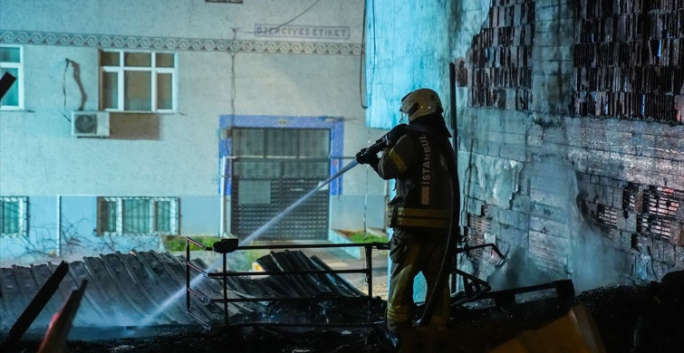 Küçükçekmece'de Hurdalıkta Yangın Yangını Kontrol Altına Alındı