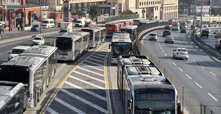 Küçükçekmece'de Metrobüs Kazası: 1 Yaralı