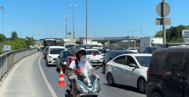 Küçükçekmece'de Metruk Binada Yangın: Yan Yolda Trafik Felç Oldu