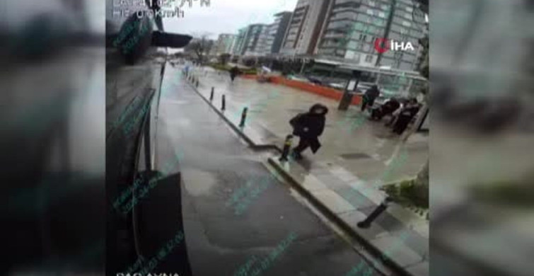 Küçükçekmece'de Motosiklet Kazası: Otobüsten İnen Yolcuya Çarpma Anı Kamerada