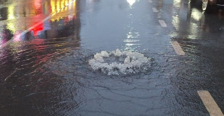 Küçükçekmece'de Şiddetli Yağış Rögarı Taşırdı