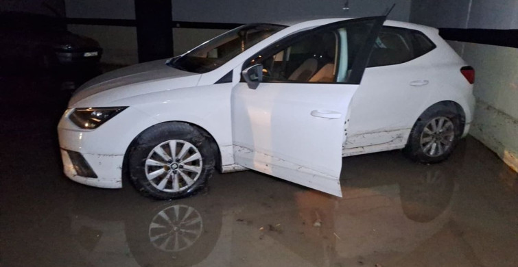 Küçükçekmece'de Yağışlar Otoparkta Hasara Yol Açtı