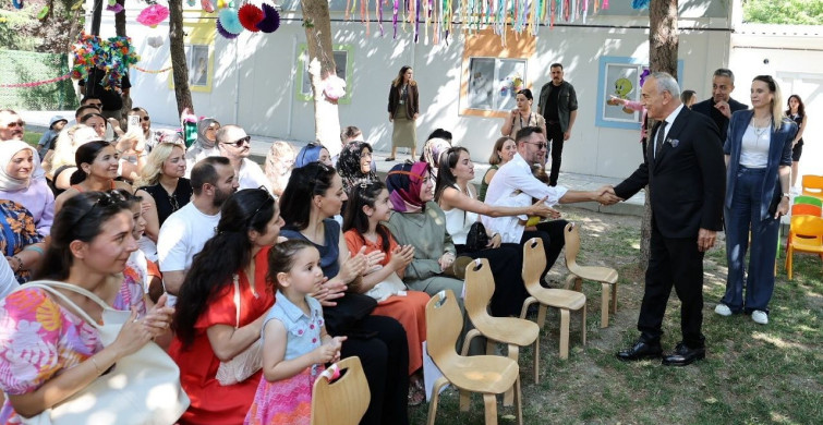 Küçükçekmeceli öğrencilerin karne sevinci