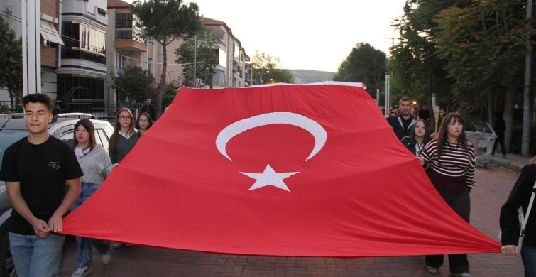 Kula'da 19 Mayıs Coşkusu Fener Alayı ile Yükseldi