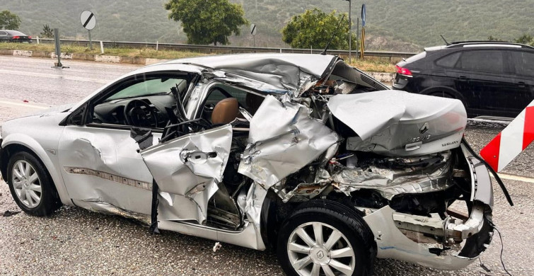 Kula'da Park Halindeki Otomobile Tır Çarptı: 1 Yaralı