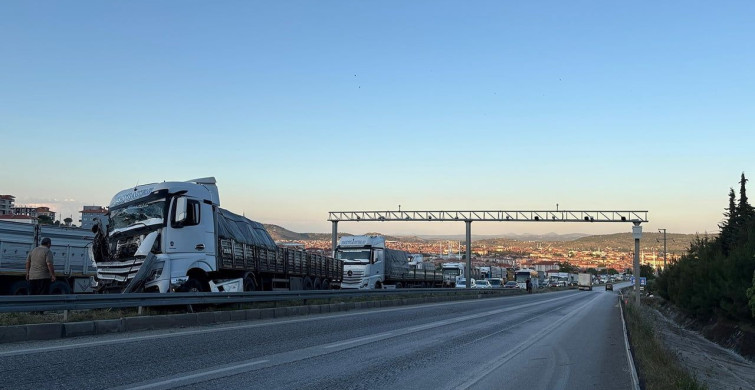 Kula'da Tır Kazası Yol Trafiğini Olumsuz Etkiledi