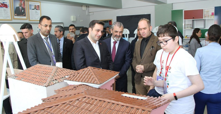 Kula'da TÜBİTAK 4006 Bilim Fuarı Coşkuyla Açıldı