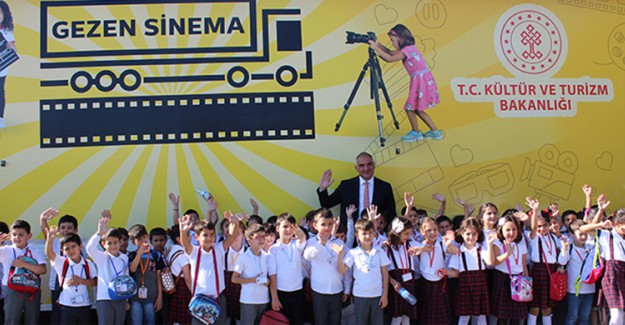 Kültür ve Turizm Bakanı Ersoy, Gezen Sinema Tırı'na El Salladı