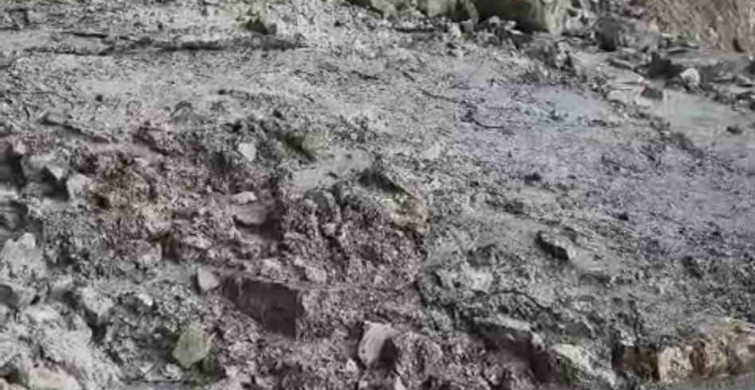 Kumluca'da Heyelan Yol Kapattı