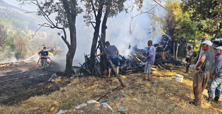 Kumluca'da odunlukta başlayan yangın kullanılmayan evin bahçesine sıçradı