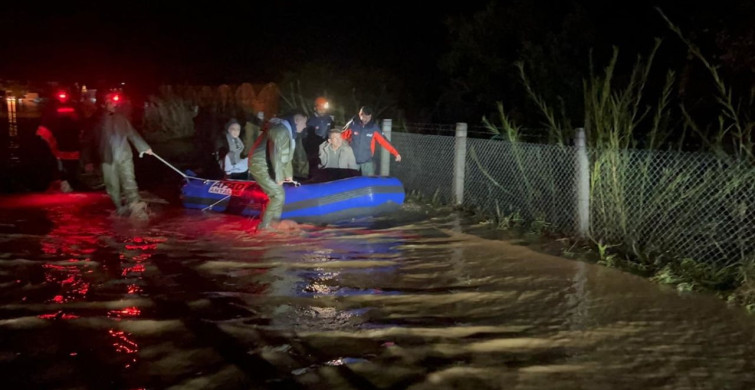 Kumluca'da Sağanak Yağışlar Su Baskınlarına Yol Açtı