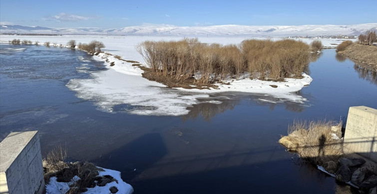 Kura Nehri'nde Buzlar Eritiliyor