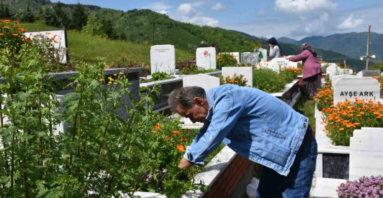 Kurban Bayramı Arefesinde Mezarlık Ziyaretleri