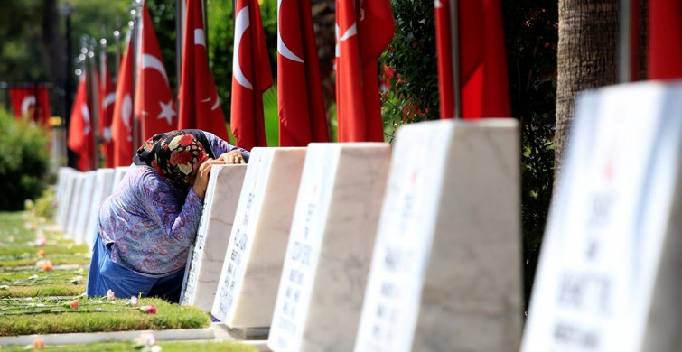 Kurban Bayramı dolayısıyla şehitlikler ziyaretçi akınına uğradı! Duygu dolu anlar yaşandı!