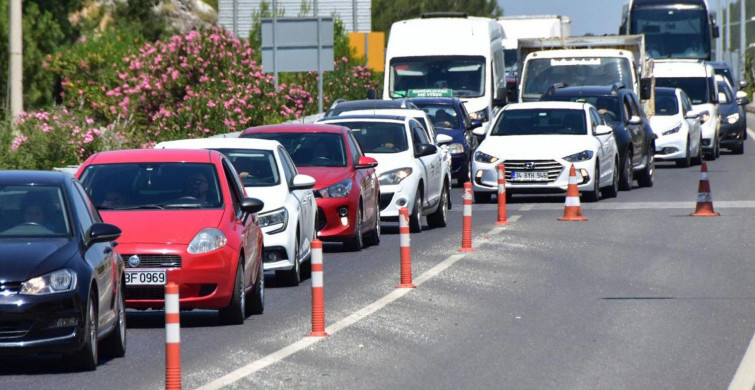 Kurban Bayramı'nda tatil bölgelerine gitmeyi tercih eden vatandaşlar kendilerini yollara attı! Otoyollar yaşanan yoğunluk sebebiyle durma noktasına geldi!