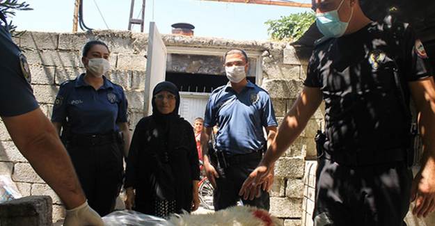 Kurban Parasını Kaybeden Teyzeye Polislerden Sürpriz