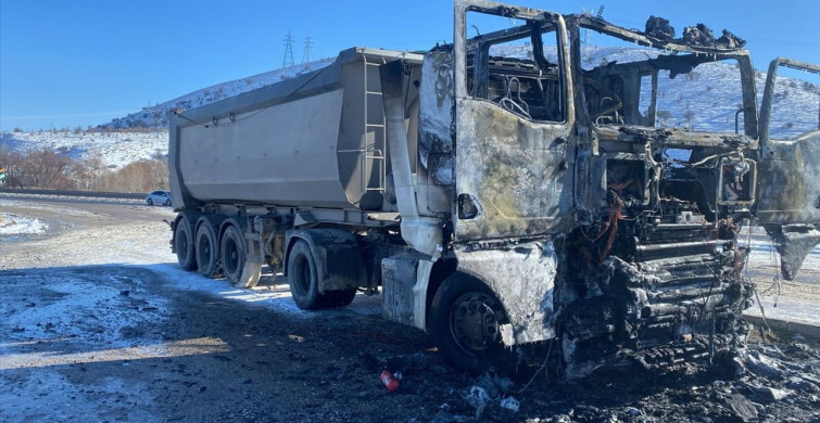 Kurşunlu'da Park Halindeyken Yangın Çıkan Tır Kullanılamaz Hale Geldi