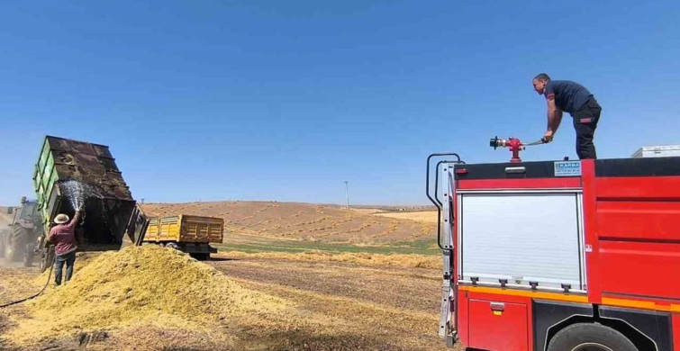 Kurtalan'da mercimek hasadı sırasında saman yüklü römork alevlere teslim oldu