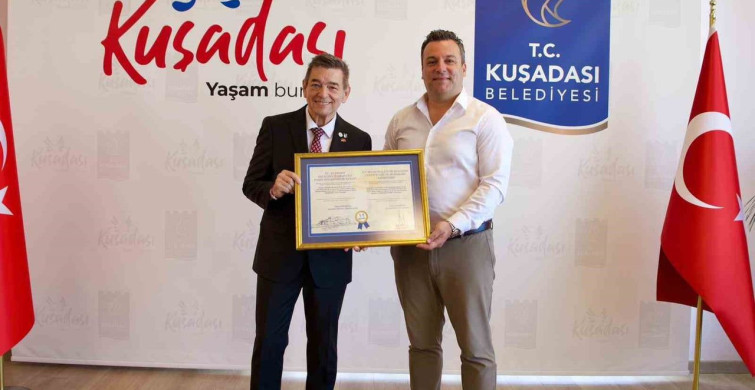 Kuşadası Belediyesi’nden Alman Arndt’a fahri hemşehrilik unvanı