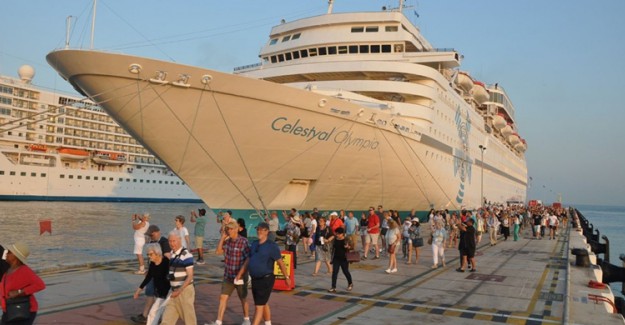 Kuşadası'na 3 Gemiyle 4 Bin 230 Turist Geldi