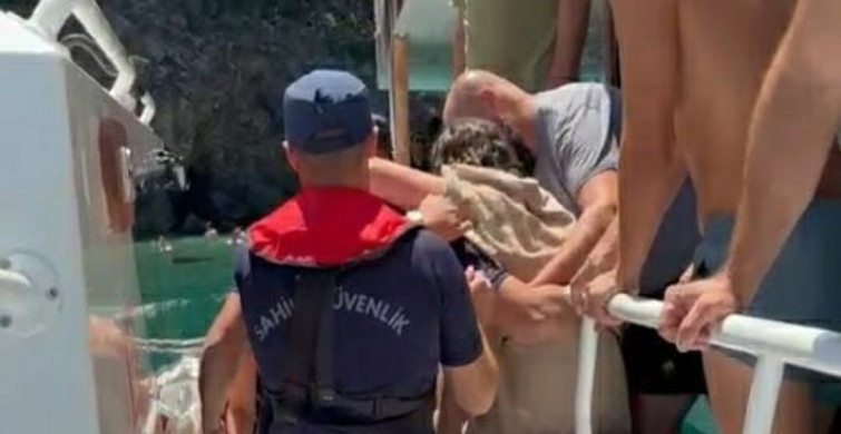 Kuşadası'nda gezi teknesinde rahatsızlanan çocuğa sahil güvenlik yardımı