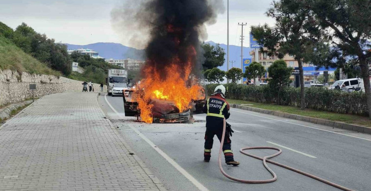 Kuşadası'nda İki Otomobil Alev Alev Yandı
