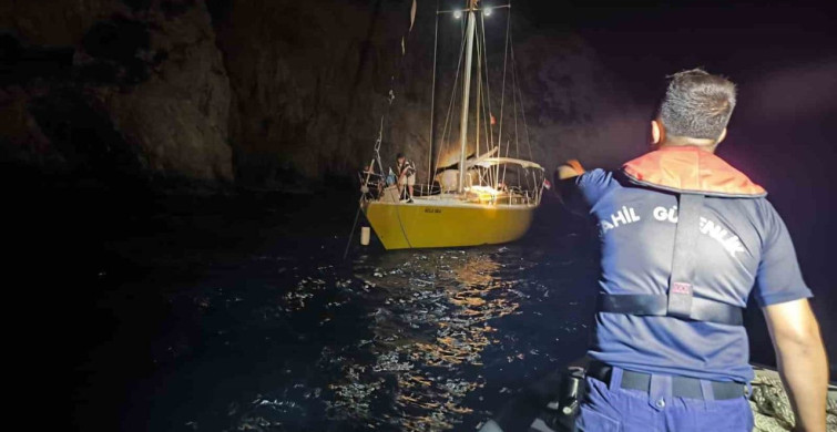 Kuşadası'nda makine arızası nedeniyle sürüklenen tekneye müdahale edildi