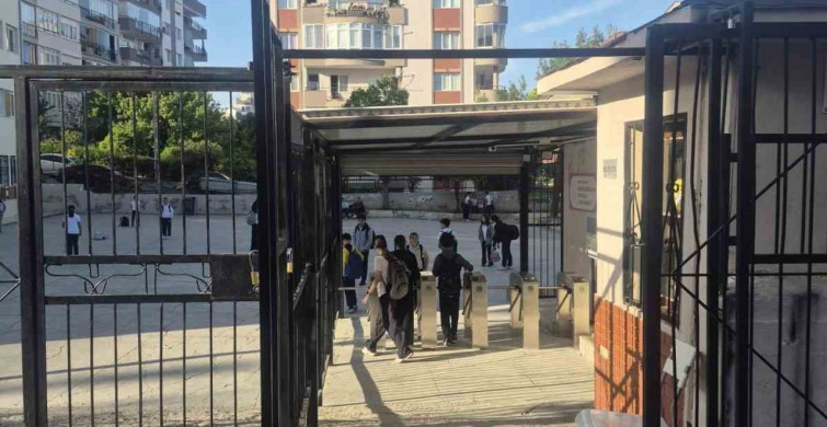 Kuşadası'nda Okul Güvenliği İçin Yeni Kartlı Turnike Sistemi