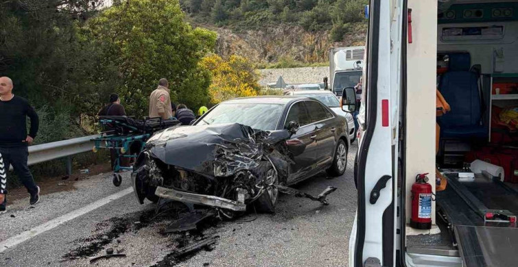 Kuşadası'nda Otomobil ve Minibüs Çarpıştı: 12 Yaralı