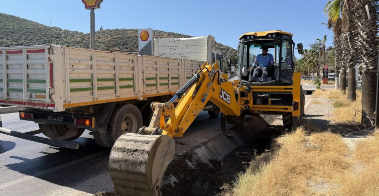 Kuşadası’nda su kanallarının bakım ve temizlik çalışmaları sürüyor