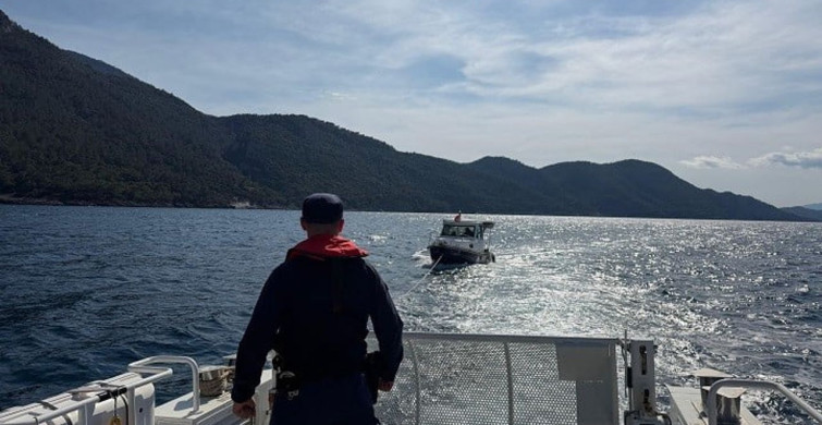 Kuşadası'nda Sürüklenen Teknedeki İki Kişi Kurtarıldı
