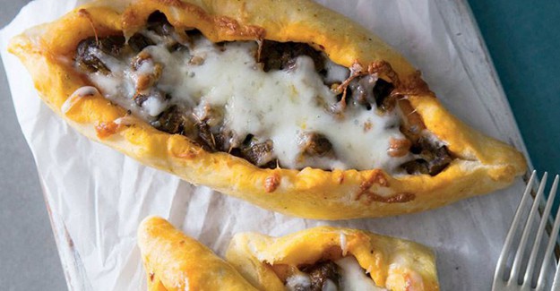 Kuşbaşı Etli ve Kaşar Peynirli Pide Nasıl Yapılır? Kuşbaşı Etli ve Kaşar Peynirli Pide Tarifi 